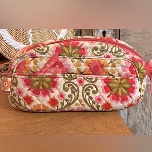 !!SOLD AS GIVY!! NWOT  Vera Bradley cosmetic/toiletry bag! BEAUTIFUL & EXCELLENT